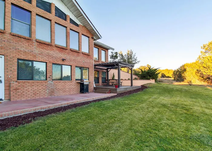Apartment Patio, Grill & Fire Pit: Show Escape!